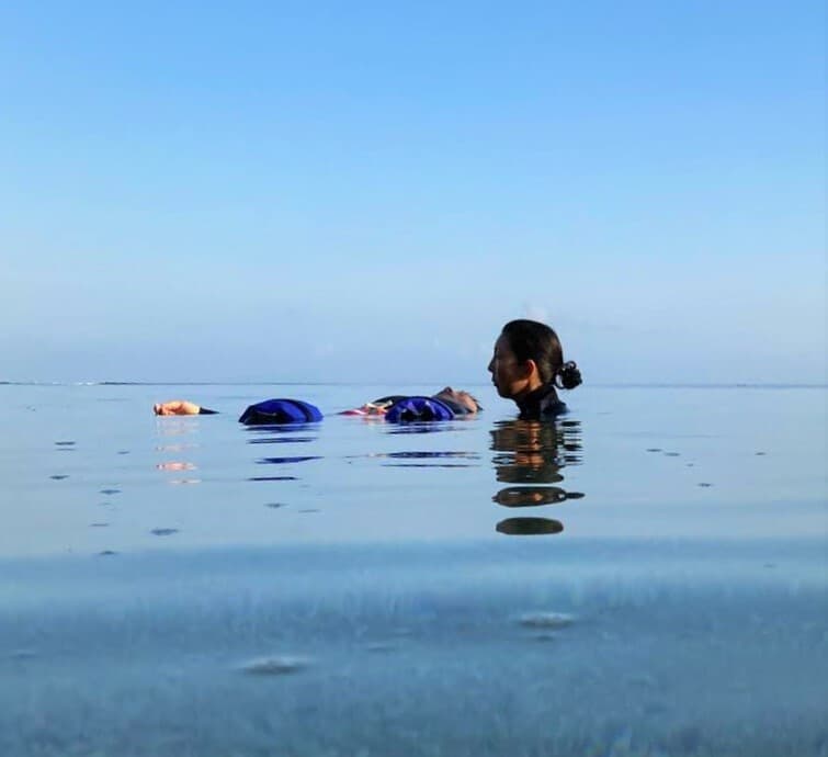 明るく凪いだ海でワッツをしているところ