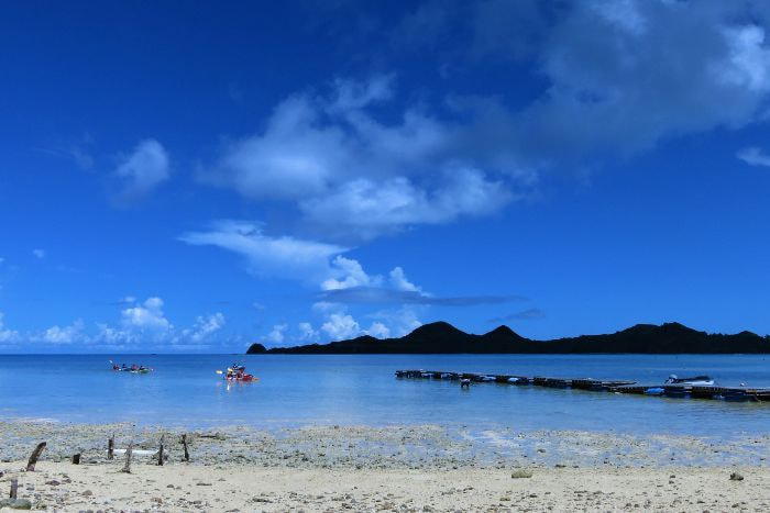 晴れた空、底地ビーチで見渡す海