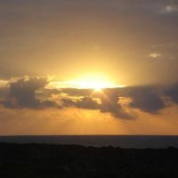 海から昇る朝日にかかる絹の雲