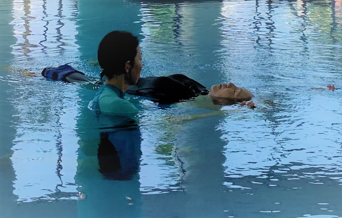 ホテルのインドアプールでワッツをしている写真